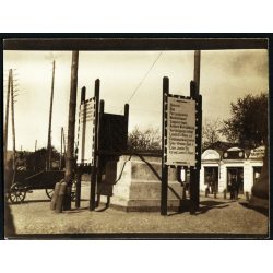   Katonákat eligazító tábla egy város főterén, keleti front, 1. világháború, német nyelvű felirat, üzlet, kirakat,  monarchia, 1910-es évek, Eredeti fotó, papírkép. 