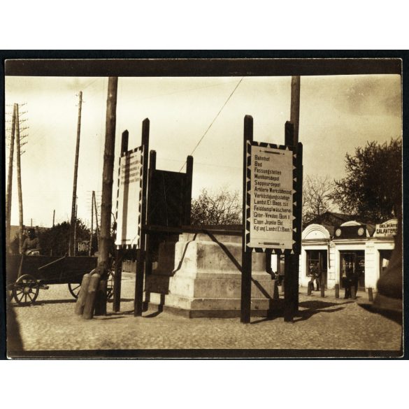 Katonákat eligazító tábla egy város főterén, keleti front, 1. világháború, német nyelvű felirat, üzlet, kirakat,  monarchia, 1910-es évek, Eredeti fotó, papírkép. 