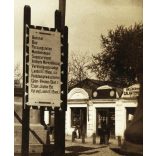 Katonákat eligazító tábla egy város főterén, keleti front, 1. világháború, német nyelvű felirat, üzlet, kirakat,  monarchia, 1910-es évek, Eredeti fotó, papírkép. 