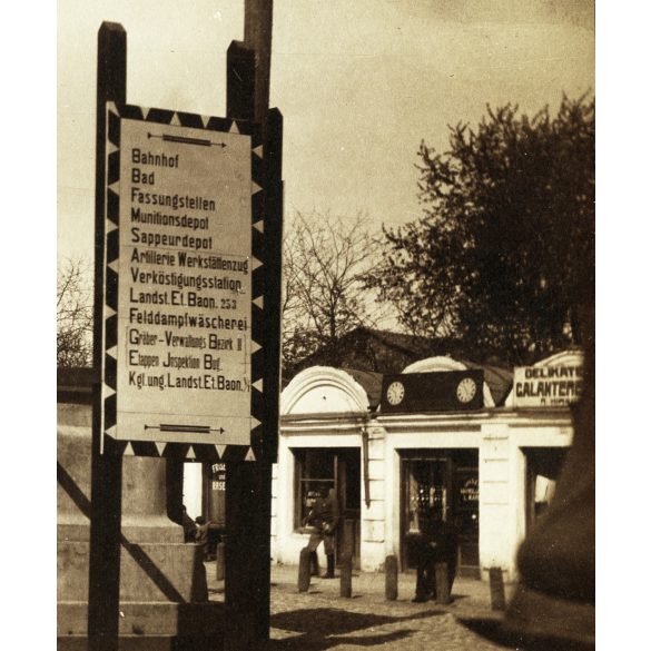 Katonákat eligazító tábla egy város főterén, keleti front, 1. világháború, német nyelvű felirat, üzlet, kirakat,  monarchia, 1910-es évek, Eredeti fotó, papírkép. 