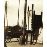 Katonákat eligazító tábla egy város főterén, keleti front, 1. világháború, német nyelvű felirat, üzlet, kirakat,  monarchia, 1910-es évek, Eredeti fotó, papírkép. 