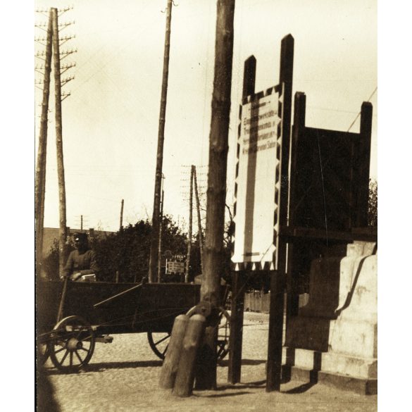 Katonákat eligazító tábla egy város főterén, keleti front, 1. világháború, német nyelvű felirat, üzlet, kirakat,  monarchia, 1910-es évek, Eredeti fotó, papírkép. 