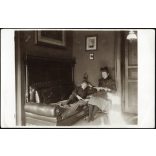 Lakásbelső bőrkanapéval, olvasgató gyerekek, régi fotók a falon, testvér, monarchia, 1910-es évek, Eredeti fotó, papírkép.  