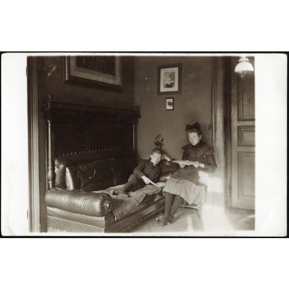 Lakásbelső bőrkanapéval, olvasgató gyerekek, régi fotók a falon, testvér, monarchia, 1910-es évek, Eredeti fotó, papírkép.  