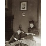 Lakásbelső bőrkanapéval, olvasgató gyerekek, régi fotók a falon, testvér, monarchia, 1910-es évek, Eredeti fotó, papírkép.  