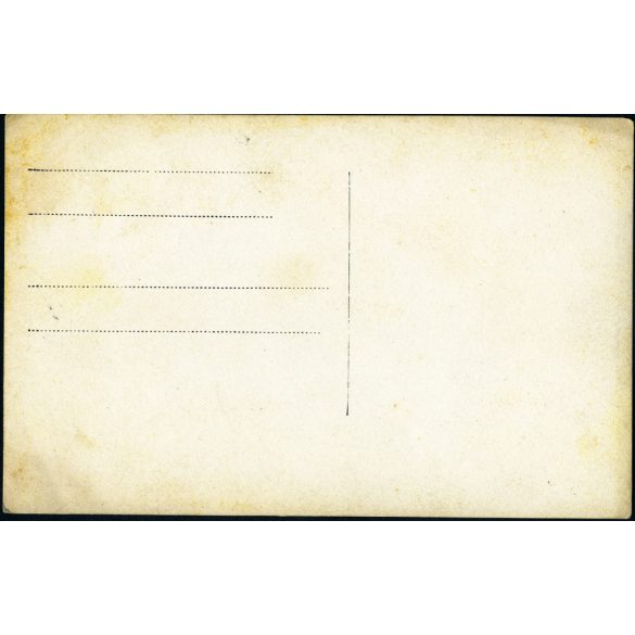 Lakásbelső bőrkanapéval, olvasgató gyerekek, régi fotók a falon, testvér, monarchia, 1910-es évek, Eredeti fotó, papírkép.  