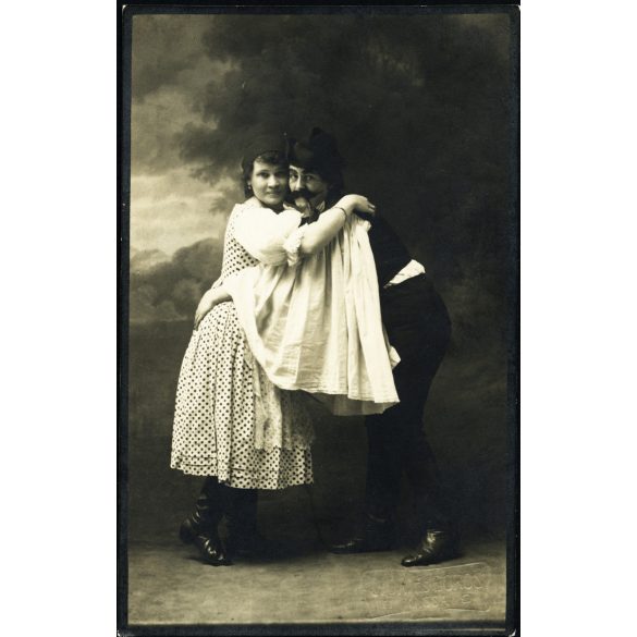 Győri és Boros műterem, Kassa, Felvidék, pár magyaros ruhában, jelmez, bajusz, pipa, monarchia, színész, színház, 1910-es évek, Eredeti fotó, mélynyomóval jelzett papírkép.