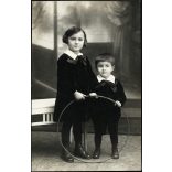 Till műterem, Hódmezővásárhely, testvérek, elegáns gyerekek karikával, játék, helytörténet, Horthy-korszak, 1920-as évek, Eredeti fotó, pecséttel jelzett papírkép. 