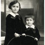 Till műterem, Hódmezővásárhely, testvérek, elegáns gyerekek karikával, játék, helytörténet, Horthy-korszak, 1920-as évek, Eredeti fotó, pecséttel jelzett papírkép. 