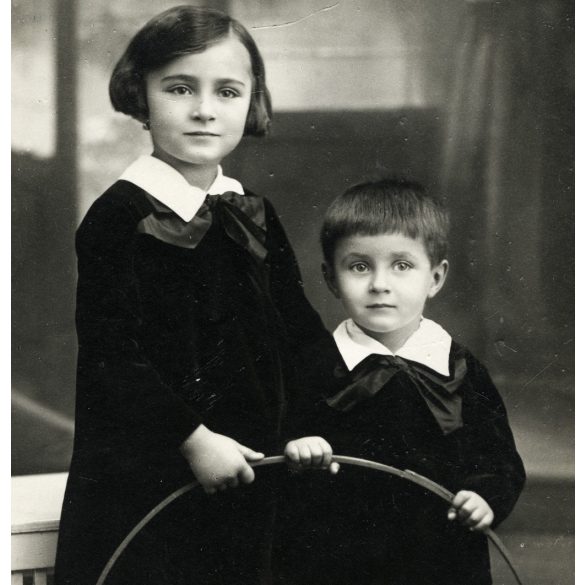 Till műterem, Hódmezővásárhely, testvérek, elegáns gyerekek karikával, játék, helytörténet, Horthy-korszak, 1920-as évek, Eredeti fotó, pecséttel jelzett papírkép. 