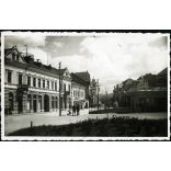 Magyar zászlók a Fő téren, Gyergyószentmiklós, Erdély, üzletek, kirakatok, magyar honvéd, katona, magyar feliratok, Bíró Ferenc, Szenkovits Andor, Ifj. Zárug István, Giacomuzzi Béla, Lázár Dénes, Zárug L. István üzletei, cukrászda, egyenruha, katona,