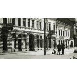 Magyar zászlók a Fő téren, Gyergyószentmiklós, Erdély, üzletek, kirakatok, magyar honvéd, katona, magyar feliratok, Bíró Ferenc, Szenkovits Andor, Ifj. Zárug István, Giacomuzzi Béla, Lázár Dénes, Zárug L. István üzletei, cukrászda, egyenruha, katona,