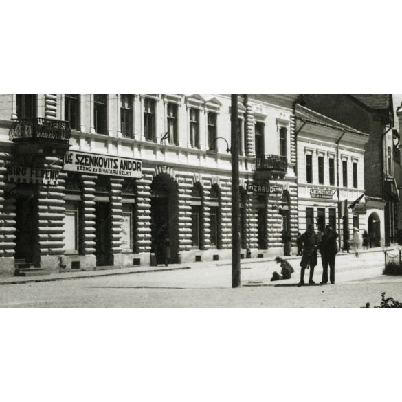 Magyar zászlók a Fő téren, Gyergyószentmiklós, Erdély, üzletek, kirakatok, magyar honvéd, katona, magyar feliratok, Bíró Ferenc, Szenkovits Andor, Ifj. Zárug István, Giacomuzzi Béla, Lázár Dénes, Zárug L. István üzletei, cukrászda, egyenruha, katona,