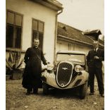 2 darab fotó. Magyar egyházi méltóság Skoda Popular autóval, Felvidék, pap, csehszlovák rendszám, személygépkocsi, jármű, közlekedés, egyház, vallás, 1930-as évek, Horthy-korszak, Eredeti fotó, papírkép. 