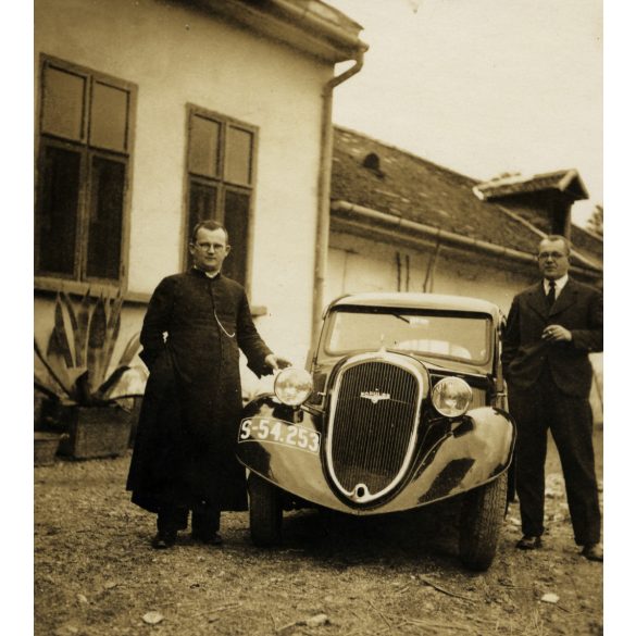 2 darab fotó. Magyar egyházi méltóság Skoda Popular autóval, Felvidék, pap, csehszlovák rendszám, személygépkocsi, jármű, közlekedés, egyház, vallás, 1930-as évek, Horthy-korszak, Eredeti fotó, papírkép. 