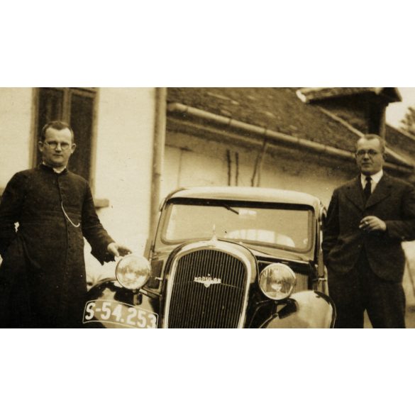 2 darab fotó. Magyar egyházi méltóság Skoda Popular autóval, Felvidék, pap, csehszlovák rendszám, személygépkocsi, jármű, közlekedés, egyház, vallás, 1930-as évek, Horthy-korszak, Eredeti fotó, papírkép. 