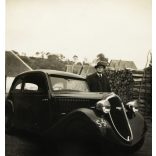 2 darab fotó. Magyar egyházi méltóság Skoda Popular autóval, Felvidék, pap, csehszlovák rendszám, személygépkocsi, jármű, közlekedés, egyház, vallás, 1930-as évek, Horthy-korszak, Eredeti fotó, papírkép. 