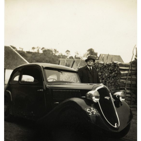 2 darab fotó. Magyar egyházi méltóság Skoda Popular autóval, Felvidék, pap, csehszlovák rendszám, személygépkocsi, jármű, közlekedés, egyház, vallás, 1930-as évek, Horthy-korszak, Eredeti fotó, papírkép. 