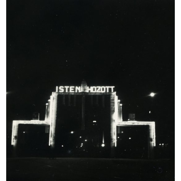 2 darab fotó. Díszkapu „Isten hozott” felirattal, Kassa, Felvidék, bevonulás, 2. világháború, 1938, 1930-as évek, Horthy-korszak, Eredeti fotó, papírkép, ritka esti felvételek. 