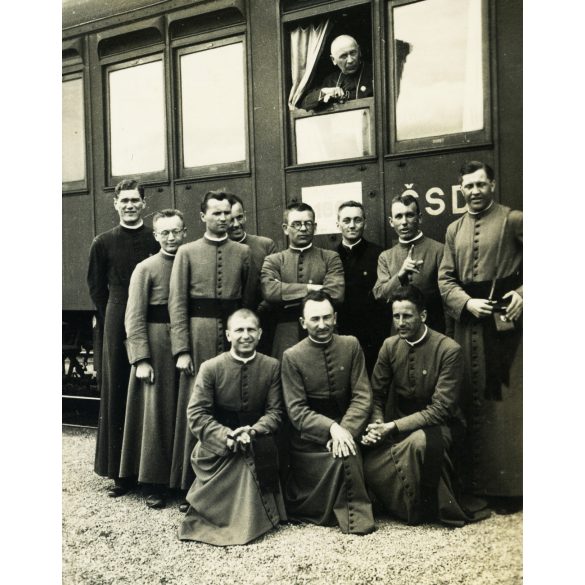 Csárszky József katolikus püspök a vonatablakban, Felvidék, Csehszlovákia, egyház, vallás, pap, vasút, jármű, közlekedés, 2. világháború, 1930-as évek, Horthy-korszak, Eredeti fotó, papírkép.  