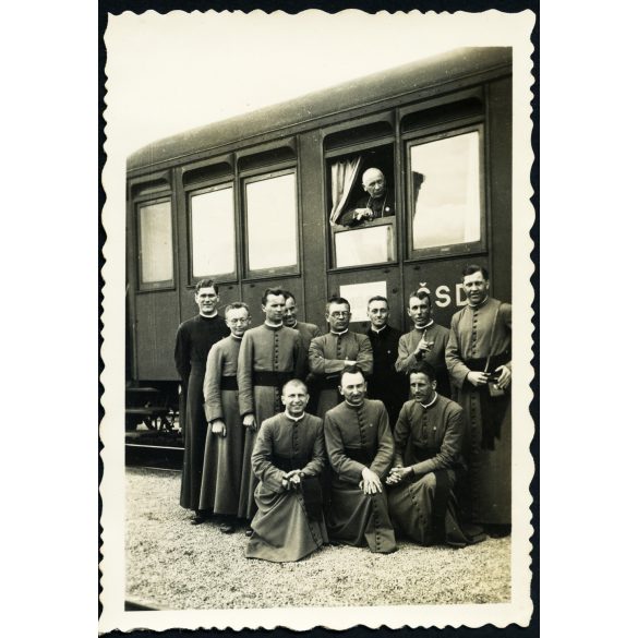 Csárszky József katolikus püspök a vonatablakban, Felvidék, Csehszlovákia, egyház, vallás, pap, vasút, jármű, közlekedés, 2. világháború, 1930-as évek, Horthy-korszak, Eredeti fotó, papírkép.  
