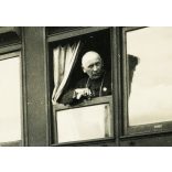 Csárszky József katolikus püspök a vonatablakban, Felvidék, Csehszlovákia, egyház, vallás, pap, vasút, jármű, közlekedés, 2. világháború, 1930-as évek, Horthy-korszak, Eredeti fotó, papírkép.  