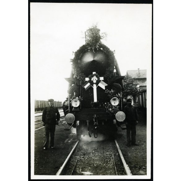 Magyar-Csehszlovák egyházi különvonat feldíszített mozdonya, Felvidék, MÁV 328 gőzmozdony, vasút, állomás, , egyház, vallás, 1930-as évek, Horthy-korszak, Eredeti fotó, papírkép. 