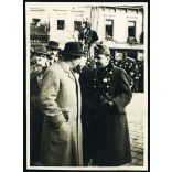 Magyar katonatiszt a főtéren, Márai Sándor (?), Kassa, Felvidék, bevonulás, egyenruha, 2. világháború, 1938, 1930-as évek, Horthy-korszak, Eredeti fotó, papírkép.   