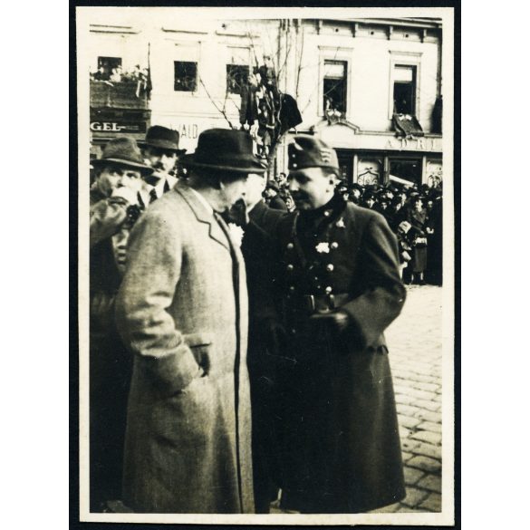 Magyar katonatiszt a főtéren, Márai Sándor (?), Kassa, Felvidék, bevonulás, egyenruha, 2. világháború, 1938, 1930-as évek, Horthy-korszak, Eredeti fotó, papírkép.   