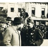 Magyar katonatiszt a főtéren, Márai Sándor (?), Kassa, Felvidék, bevonulás, egyenruha, 2. világháború, 1938, 1930-as évek, Horthy-korszak, Eredeti fotó, papírkép.   