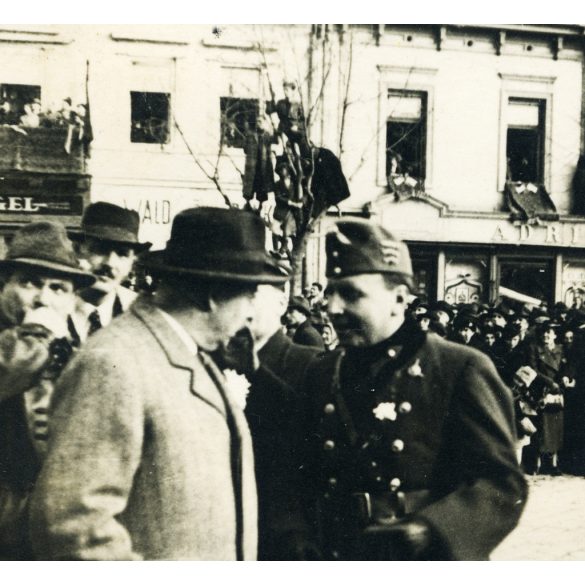 Magyar katonatiszt a főtéren, Márai Sándor (?), Kassa, Felvidék, bevonulás, egyenruha, 2. világháború, 1938, 1930-as évek, Horthy-korszak, Eredeti fotó, papírkép.   