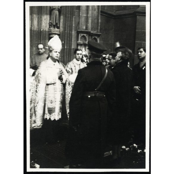 Horthy Miklós kormányzó és felesége a Dóm bejáratánál, Kassa, Felvidék, bevonulás, egyház, vallás, templom, 2. világháború, 1938, 1930-as évek, Horthy-korszak, Eredeti fotó, papírkép.  