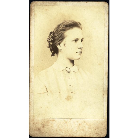Borsos és Doctor műterme, Pest (Budapest), elegáns nő medállal, portré, monarchia, 1860-as évek, Eredeti CDV, vizitkártya fotó.  