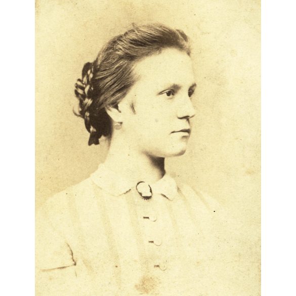 Borsos és Doctor műterme, Pest (Budapest), elegáns nő medállal, portré, monarchia, 1860-as évek, Eredeti CDV, vizitkártya fotó.  