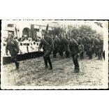 Bevonuló magyar honvédek, Erdély, ünnep, katona, egyenruha, 2. világháború, 1940 1940-es évek, Horthy-korszak, Eredeti fotó, papírkép.  