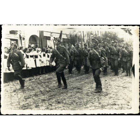 Bevonuló magyar honvédek, Erdély, ünnep, katona, egyenruha, 2. világháború, 1940 1940-es évek, Horthy-korszak, Eredeti fotó, papírkép.  