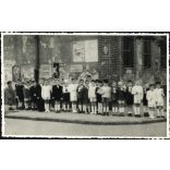 Gyerekek ünneplő ruhába mennek a templomba, megrongált Rákosi plakátok, választási plakátok a falon, 1940-es évek, átmeneti korszak, kommunizmus, Eredeti fotó, papírkép.   