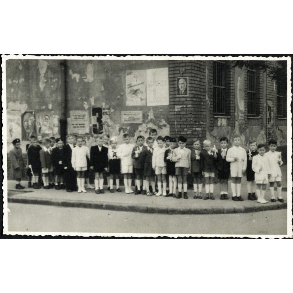 Gyerekek ünneplő ruhába mennek a templomba, megrongált Rákosi plakátok, választási plakátok a falon, 1940-es évek, átmeneti korszak, kommunizmus, Eredeti fotó, papírkép.   
