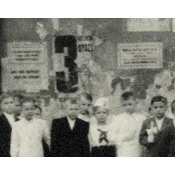 Gyerekek ünneplő ruhába mennek a templomba, megrongált Rákosi plakátok, választási plakátok a falon, 1940-es évek, átmeneti korszak, kommunizmus, Eredeti fotó, papírkép.   