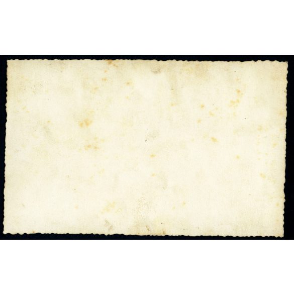 Gyerekek ünneplő ruhába mennek a templomba, megrongált Rákosi plakátok, választási plakátok a falon, 1940-es évek, átmeneti korszak, kommunizmus, Eredeti fotó, papírkép.   