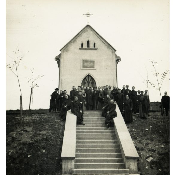 Magyar papok a kápolnánál, Bertót (Bertotovce), Felvidék, egyház, vallás, helytörténet, 1930-as évek, Horthy-korszak, Eredeti fotó, papírkép.  