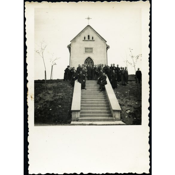 Magyar papok a kápolnánál, Bertót (Bertotovce), Felvidék, egyház, vallás, helytörténet, 1930-as évek, Horthy-korszak, Eredeti fotó, papírkép.  