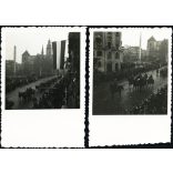 2 darab fotó, Magyar honvédek bevonulása, Kassa, Felvidék, katona, egyenruha, magyar zászló, náci horogkeresztes zászlók, 2. világháború, helytörténet, 1938, 1930-as évek, Horthy-korszak, Eredeti fotó, papírkép.  