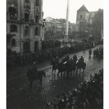 2 darab fotó, Magyar honvédek bevonulása, Kassa, Felvidék, katona, egyenruha, magyar zászló, náci horogkeresztes zászlók, 2. világháború, helytörténet, 1938, 1930-as évek, Horthy-korszak, Eredeti fotó, papírkép.  