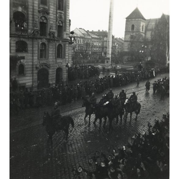 2 darab fotó, Magyar honvédek bevonulása, Kassa, Felvidék, katona, egyenruha, magyar zászló, náci horogkeresztes zászlók, 2. világháború, helytörténet, 1938, 1930-as évek, Horthy-korszak, Eredeti fotó, papírkép.  