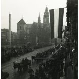 2 darab fotó, Magyar honvédek bevonulása, Kassa, Felvidék, katona, egyenruha, magyar zászló, náci horogkeresztes zászlók, 2. világháború, helytörténet, 1938, 1930-as évek, Horthy-korszak, Eredeti fotó, papírkép.  