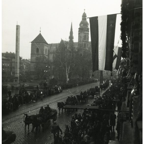 2 darab fotó, Magyar honvédek bevonulása, Kassa, Felvidék, katona, egyenruha, magyar zászló, náci horogkeresztes zászlók, 2. világháború, helytörténet, 1938, 1930-as évek, Horthy-korszak, Eredeti fotó, papírkép.  