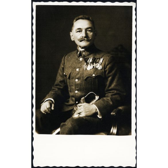 Vitéz Hajts Lajos Andor, geográfus, térképész, honvédtábornok, egyenruha, kitüntetés, érdemrend, bajusz kard, frankhamisítási botrány,  1920-as évek, Horthy-korszak, Eredeti fotó, papírkép.   