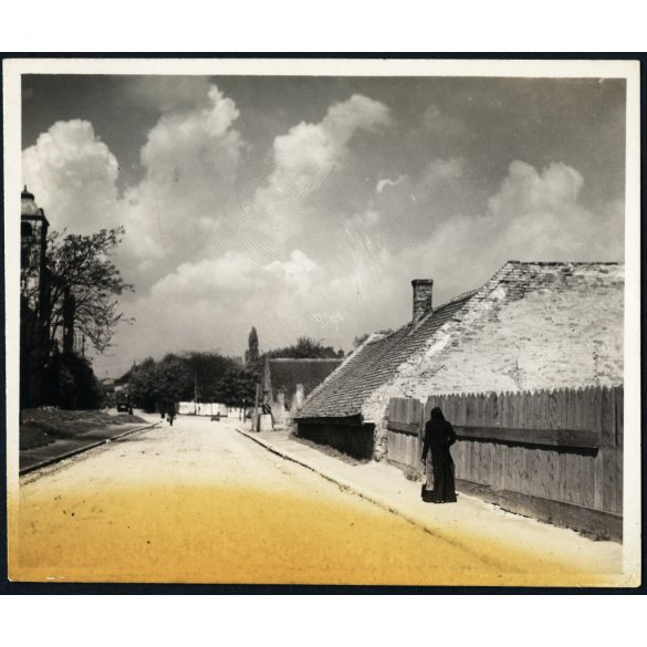 Tabáni utcarészlet, Budapest, Tabán, régi házak egy hangulatos utcában, villamos a Krisztina körúton, asszony népviseletben, 1. kerület, jármű, közlekedés, Gellért-hegy, helytörténet, Horthy-korszak 1930-as évek, Eredeti fotó, papírkép, alján elszíne
