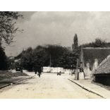 Tabáni utcarészlet, Budapest, Tabán, régi házak egy hangulatos utcában, villamos a Krisztina körúton, asszony népviseletben, 1. kerület, jármű, közlekedés, Gellért-hegy, helytörténet, Horthy-korszak 1930-as évek, Eredeti fotó, papírkép, alján elszíne